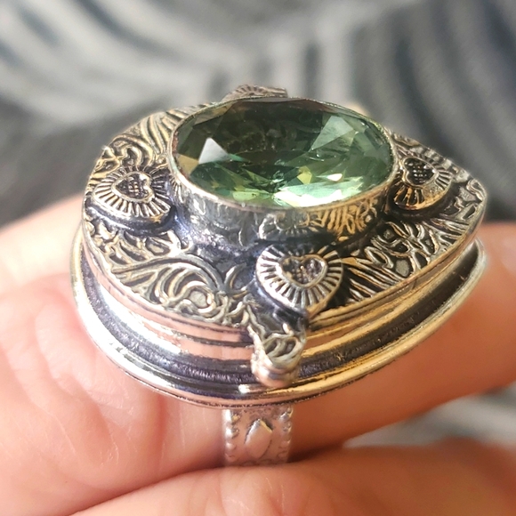 New Tsavorite 925 Silver Hearts Poison Ring. - Picture 4 of 16